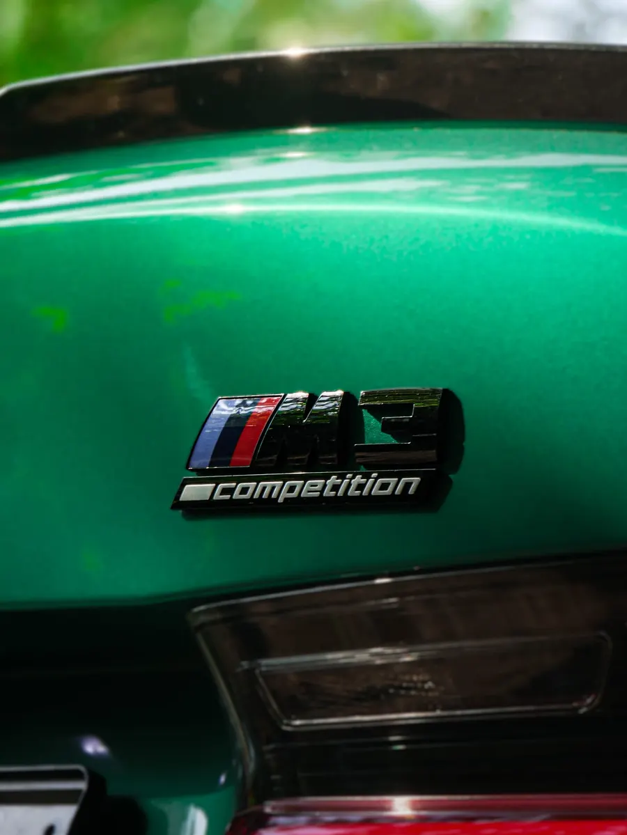 Logo M3 Competition sur carrosserie verte