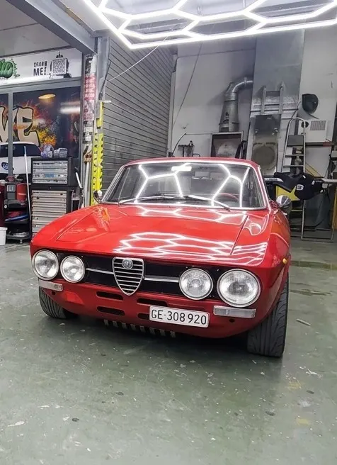 Alfa Romeo rouge dans un atelier