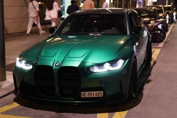 BMW M3 verte de nuit en ville